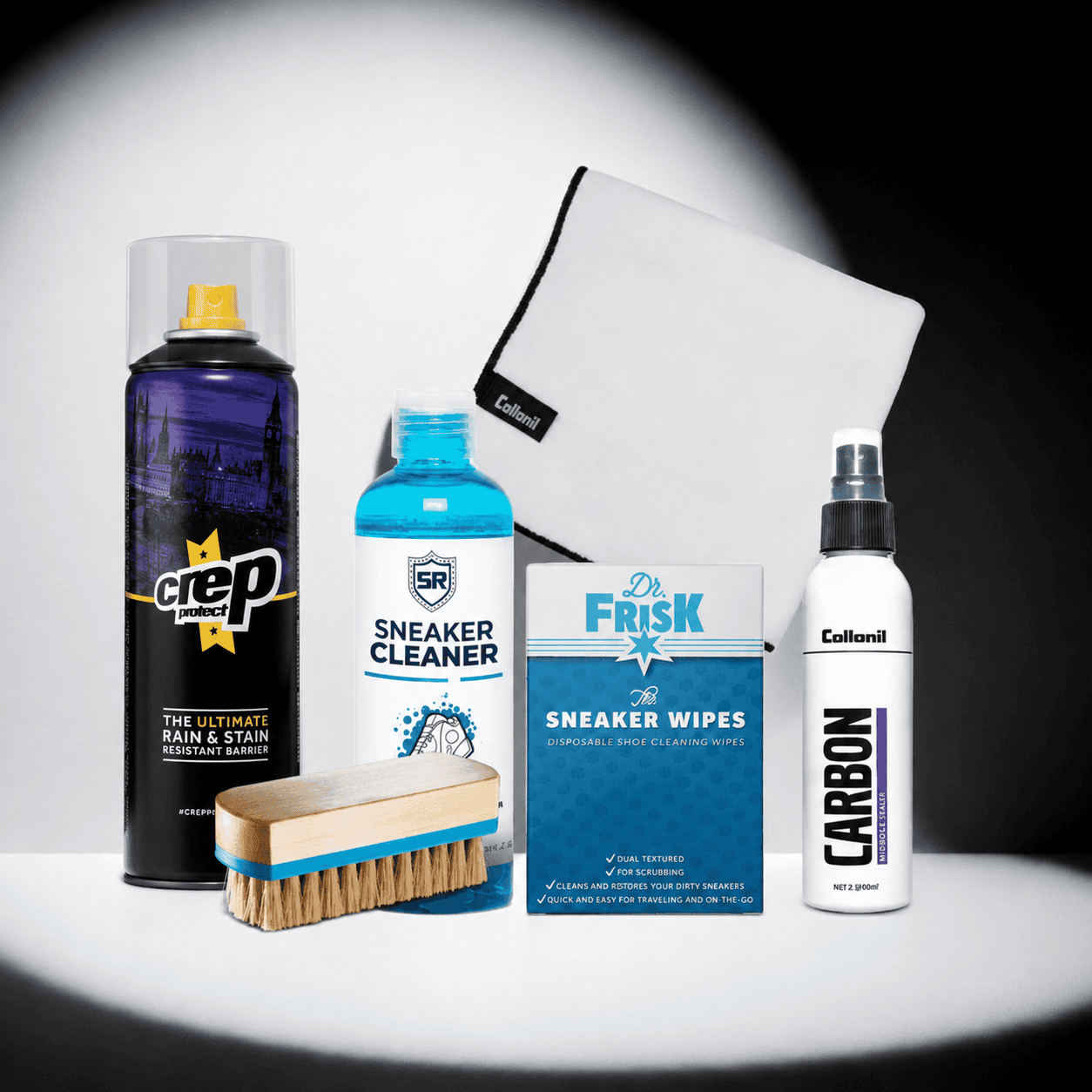 Complete sneaker reinigingsset met spray, doek, borstel en wipes voor schone sneakers.