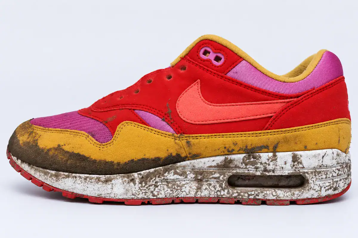 Vuile sneaker voor het reinigen