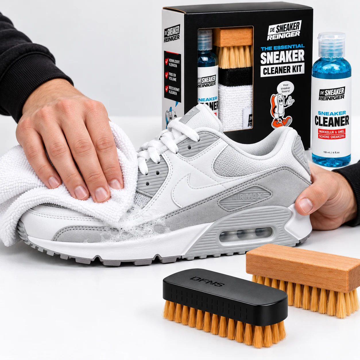 Met een witte microvezeldoek schuim en vuil van de sneaker afnemen