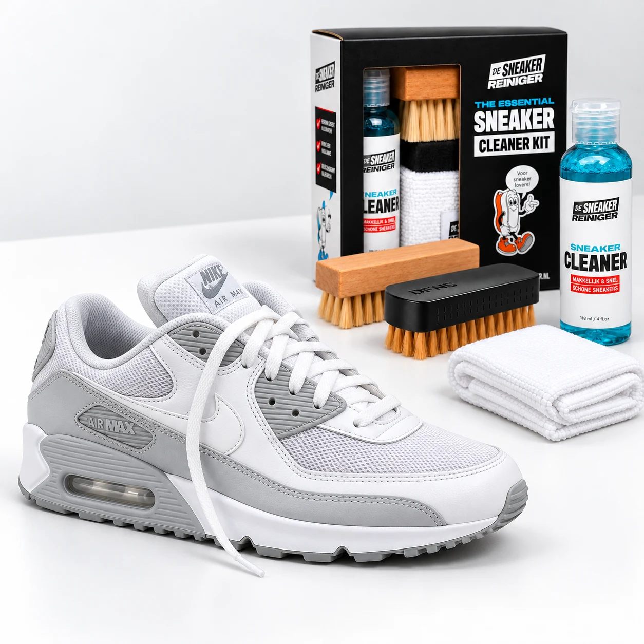 Schone wit-grijze Air Max naast de cleaning kit, klaar om aan de lucht te drogen