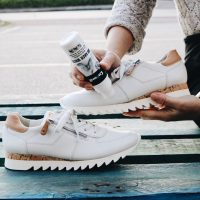 Witte sneakers schoonmaken