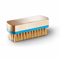 Schoonmaakborstel voor sneakers met houten handvat en zachte borstelharen.